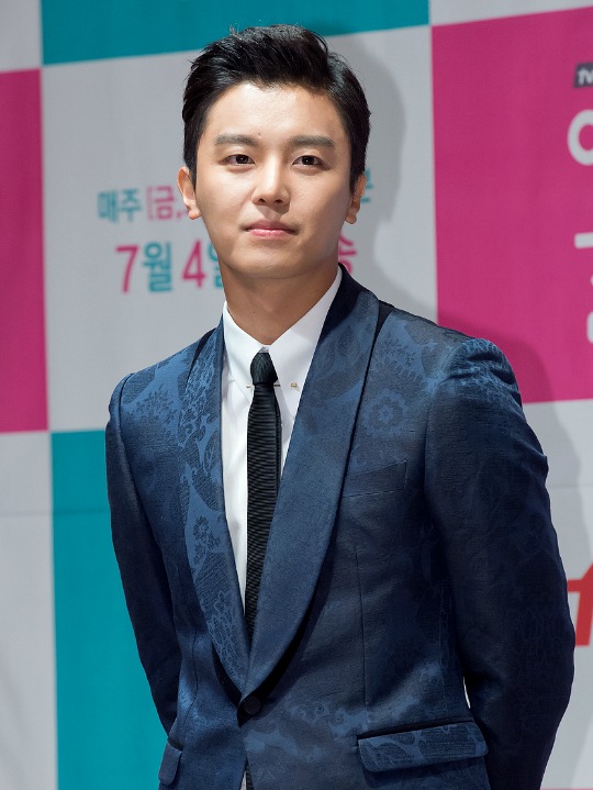 Yeon Woo-jin courted to become Introverted Boss
