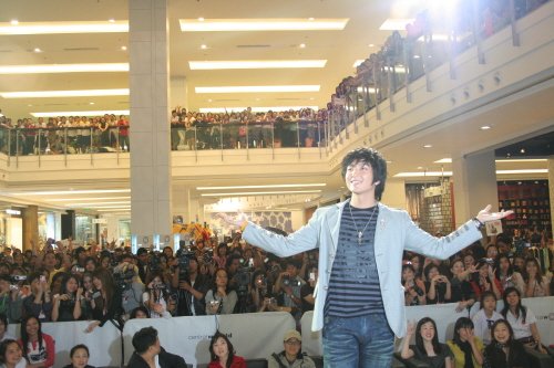 Lee Junki’s Thai welcome, five thousand strong