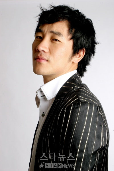 Uhm Tae Woong shows off his jewelry