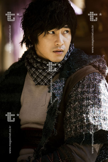Kang Ji Hwan on set as Gil Dong