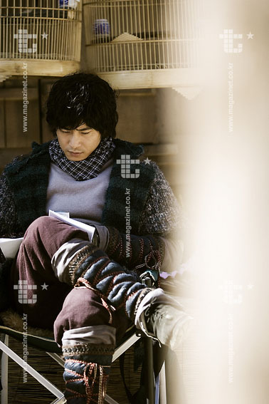 Kang Ji Hwan on set as Gil Dong
