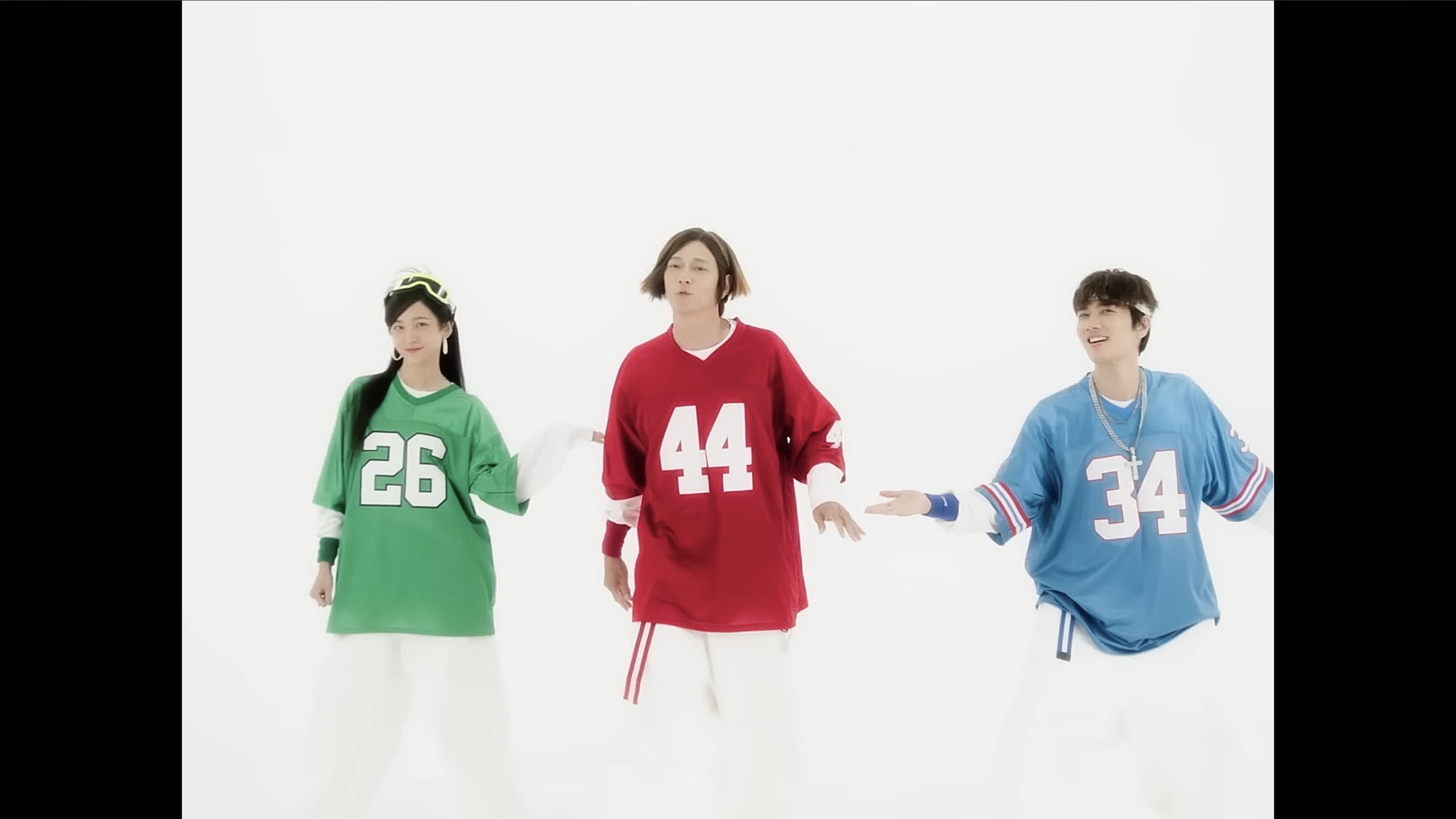 Faded idol Kang Dong-won rocks out to retro idol tunes in Wild Sing