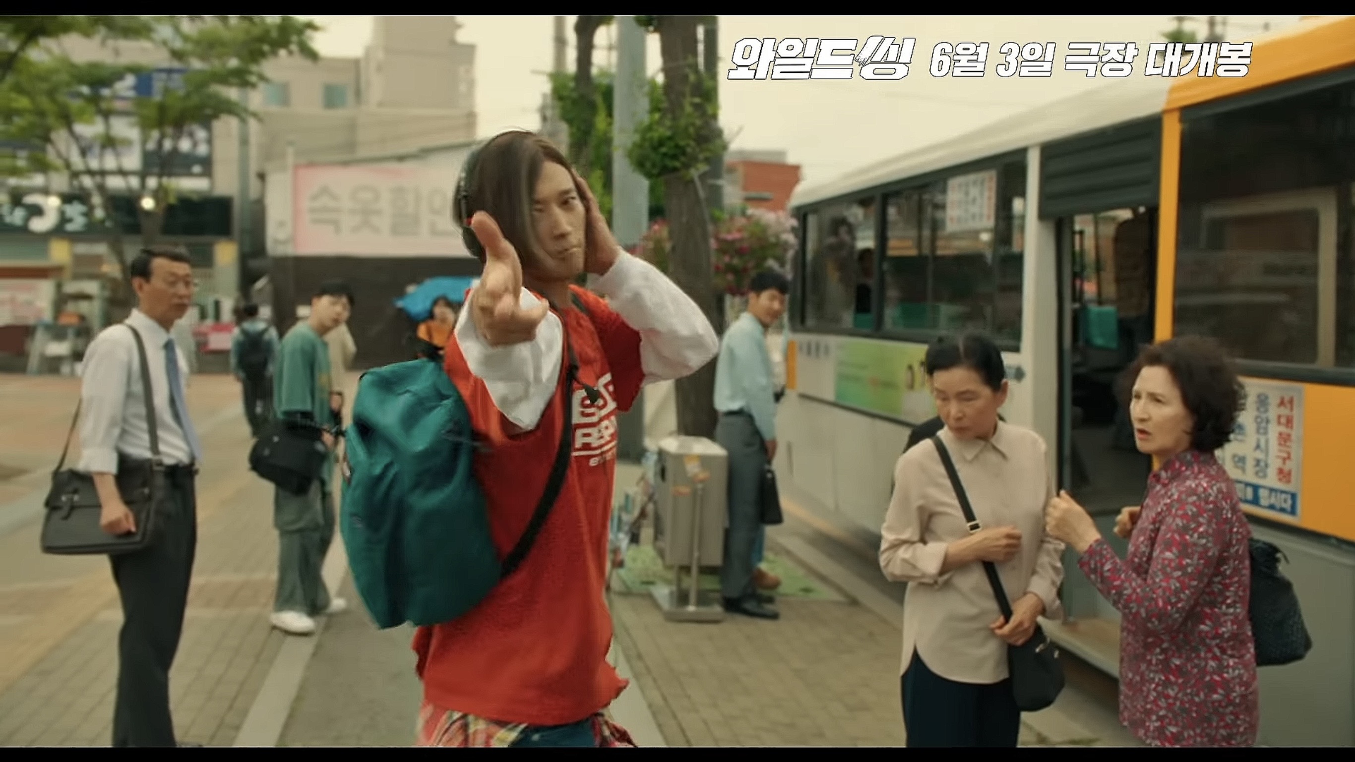 Faded idol Kang Dong-won rocks out to retro idol tunes in Wild Sing