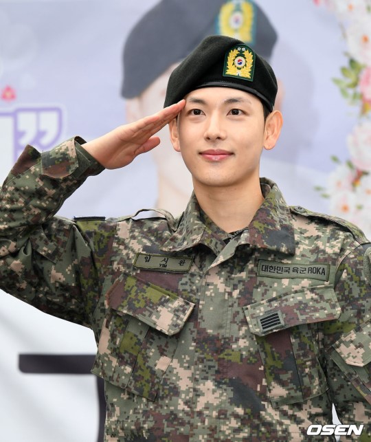 Im Shi-wan heads back to work following discharge from army