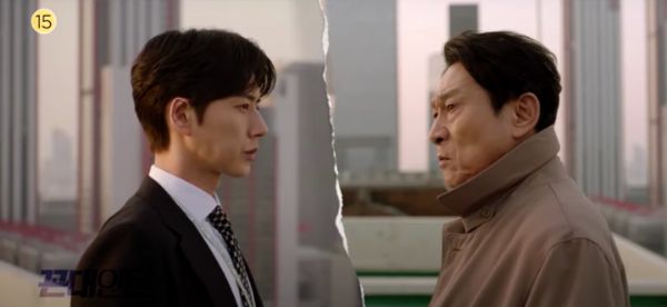 Kim Eung-soo fetches coffee for Park Hae-jin in Old School Intern