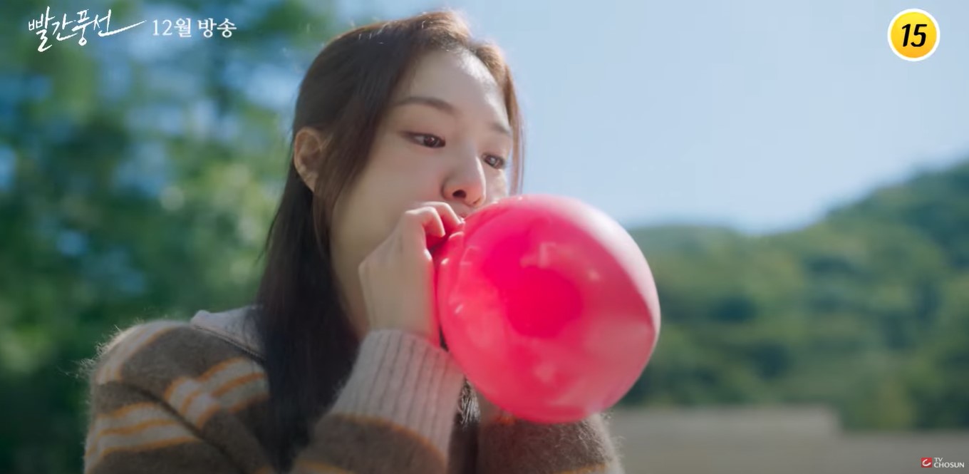 Playing in the rain with Seo Ji-hye in TV Chosun’s Red Balloon
