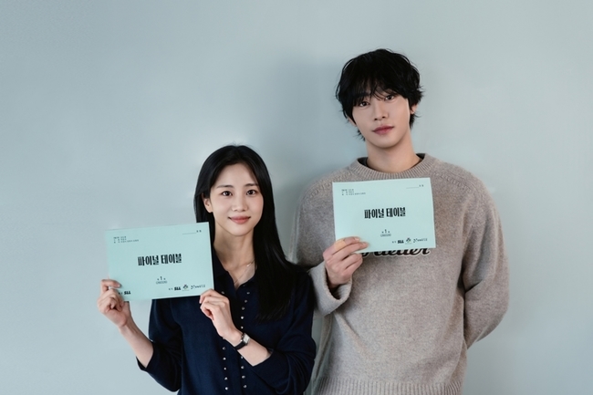 Ahn Hyo-seop and Hong Hwa-yeon present their Final Table